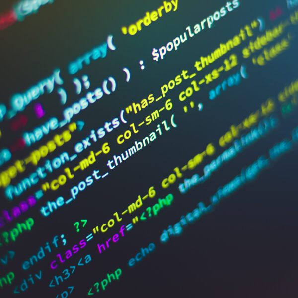 Image de code HTML pour signifier le développement de sites web.